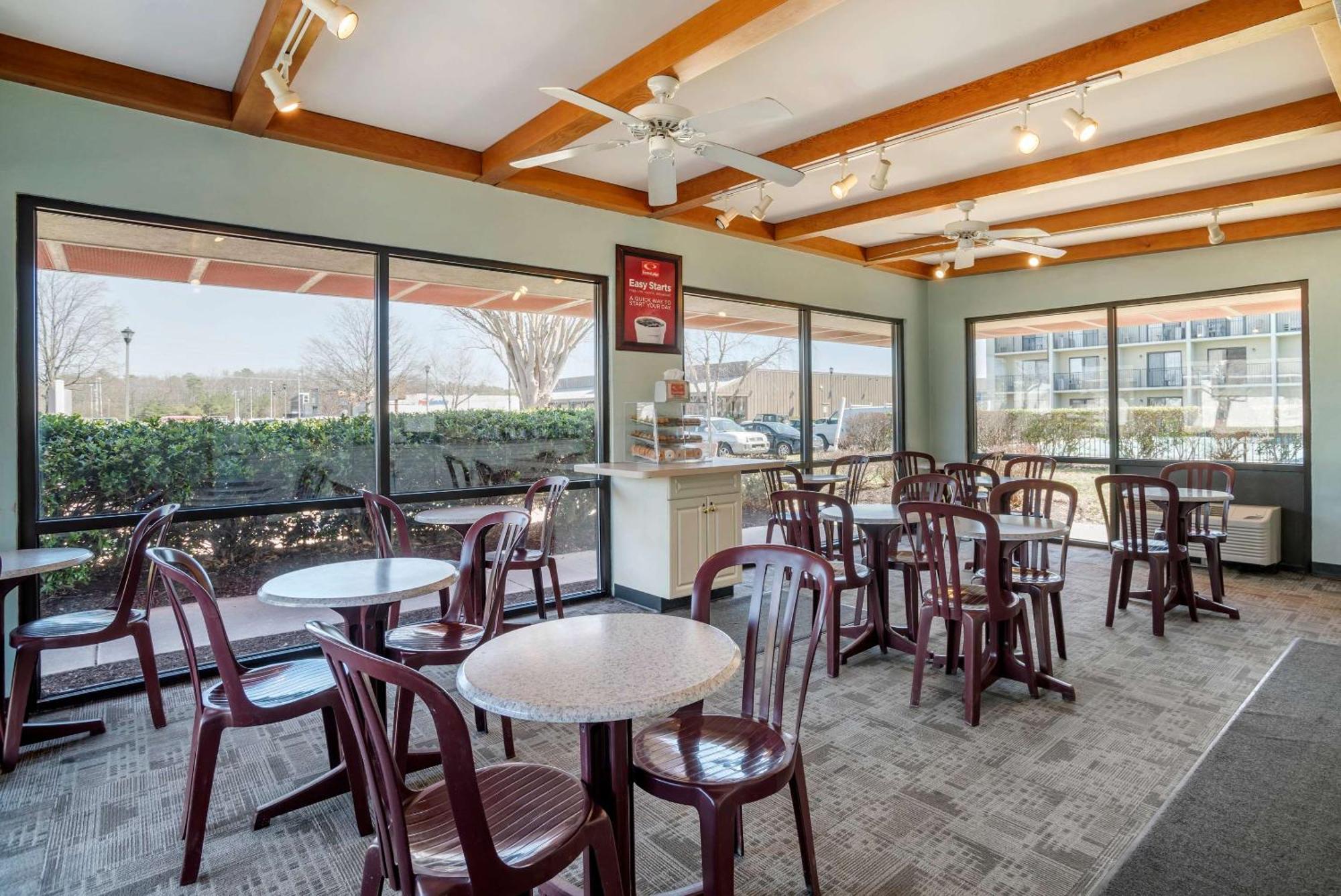 Econo Lodge Inn & Suites Rehoboth Beach Exterior photo