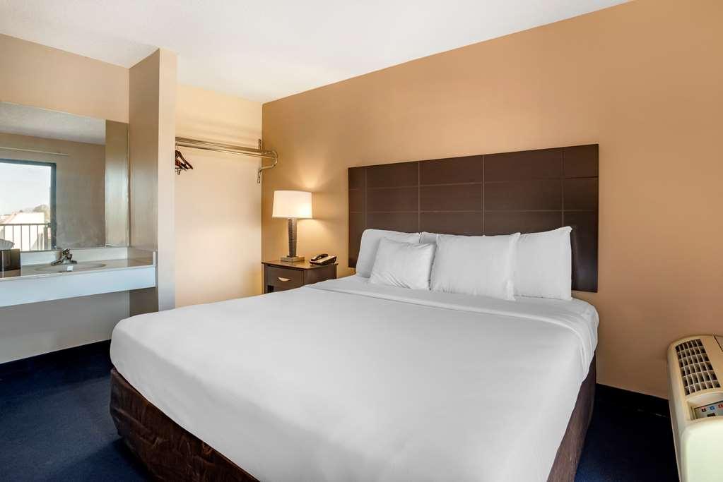 Econo Lodge Inn & Suites Rehoboth Beach Room photo